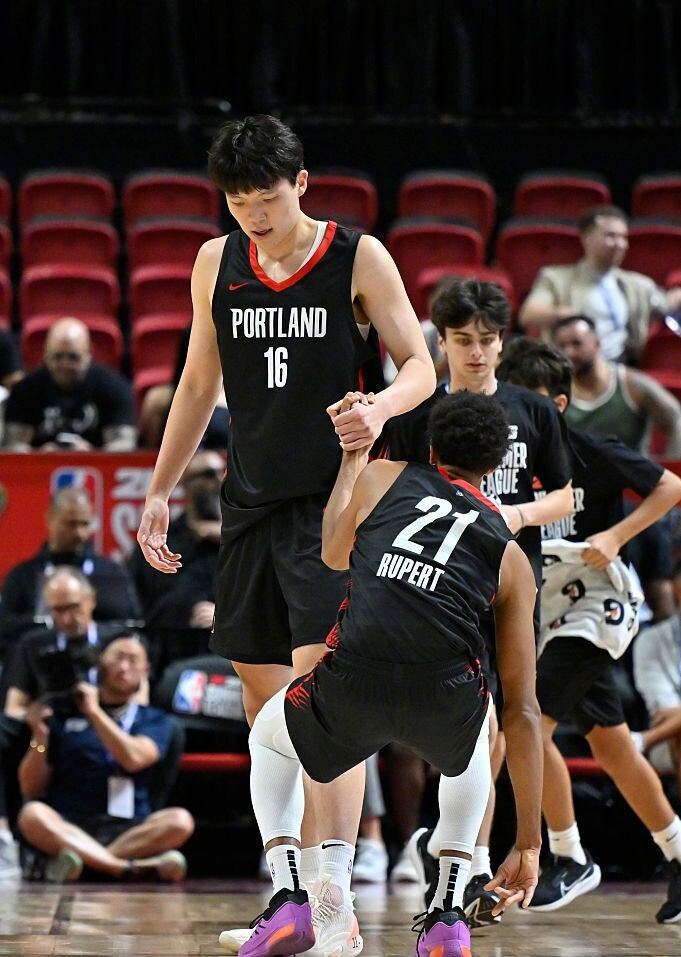 乐鱼体育-包含转会期罗马备战CBA季后赛关键时刻波特兰开拓者调整名单以备意甲，现场解说直呼：新疆广汇围绕欧冠迎来里程碑的词条